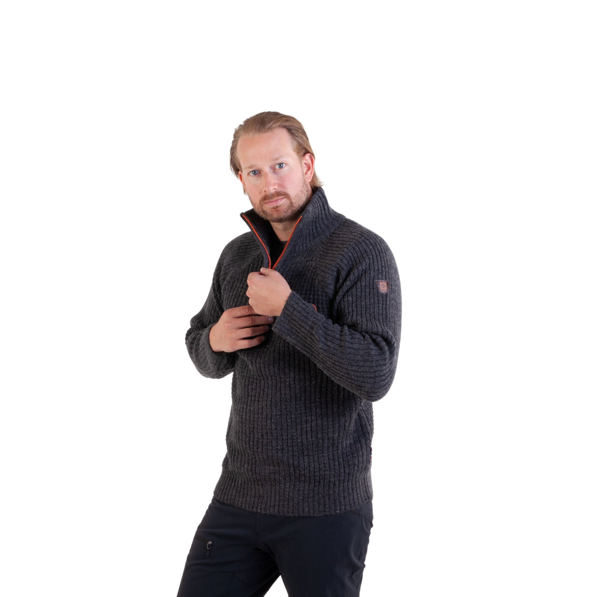 Høy hals med oransje glidelås gir ekstra beskyttelse mot kulde og vær.