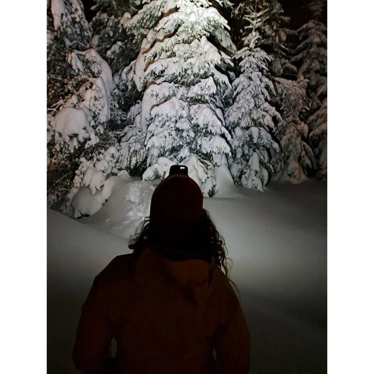 Denne oppladbare hodelykten gir opp til 10 timers brenntid og har fire ulike lysmodus for enhver situasjon.