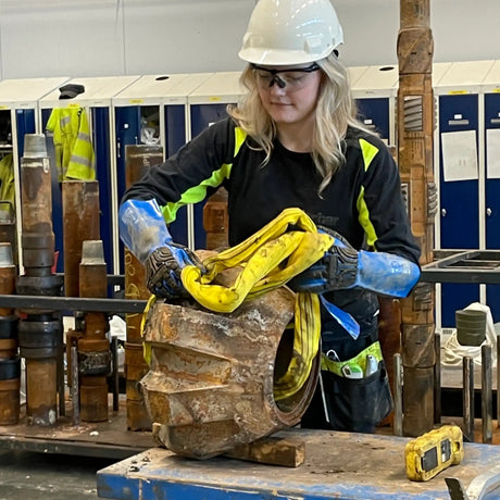 Sømløst nylonfôr og fleksibelt design gir komfort og bevegelsesfrihet under arbeid i olje- og gruveindustrien.