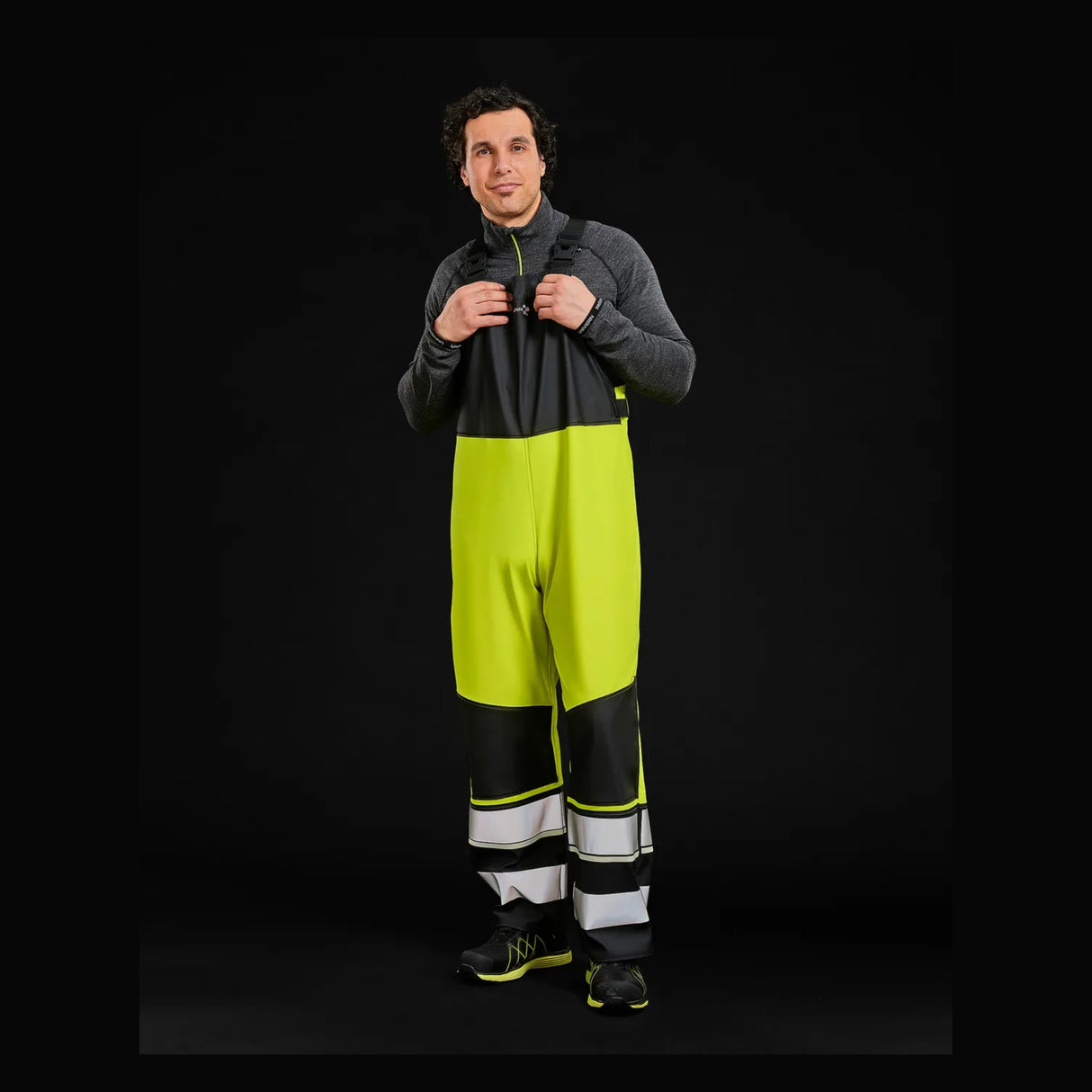 Regnbukse med tommestokklomme for praktisk bruk på jobb.