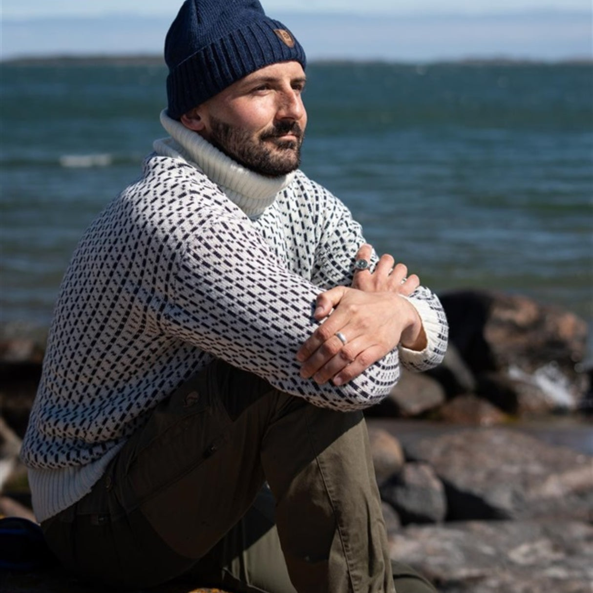 Varm og allsidig ullgenser fra Bråtens – naturlig elastisk, middels tykk og ideell for kalde dager utendørs.