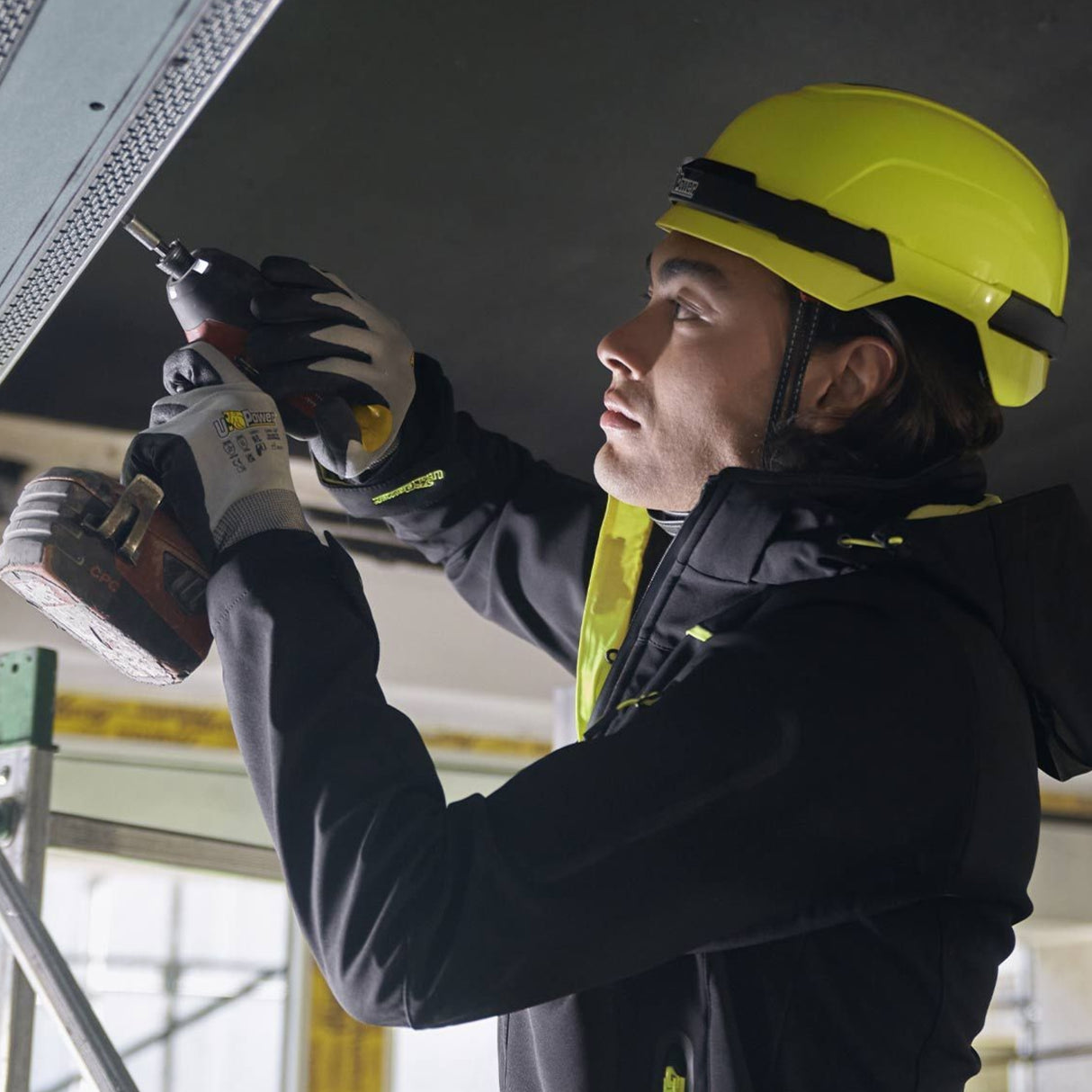 Sikkerhetshjelm ideell for bygg, industri, skogbruk og veiarbeid.