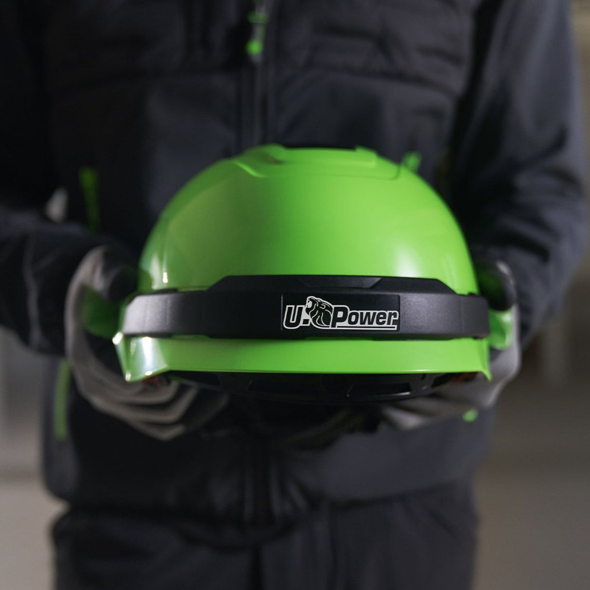 Komfortabel sikkerhetshjelm med justerbart system og hakestropp.