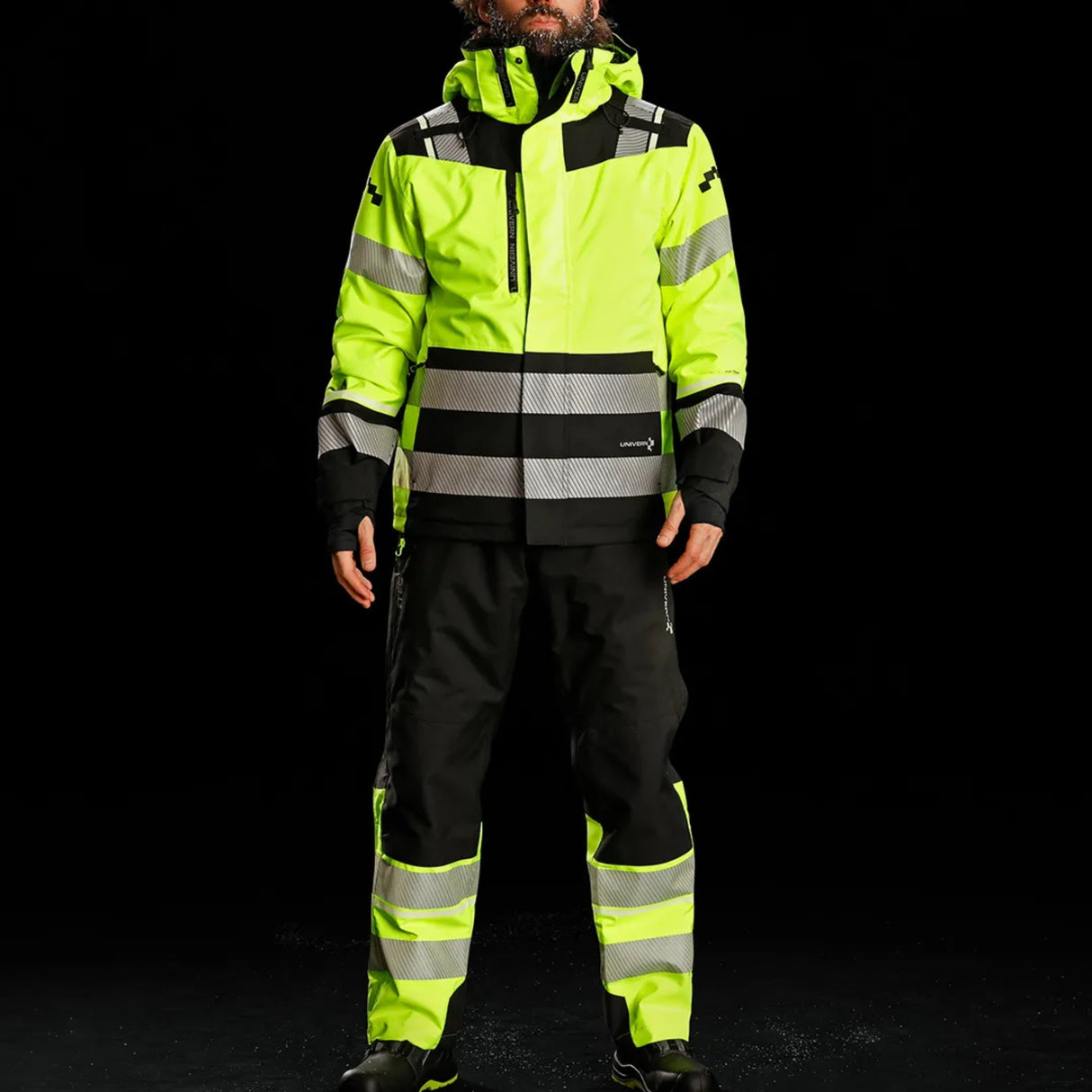 Vanntett og vindbeskyttende design holder deg varm og komfortabel under kalde forhold.