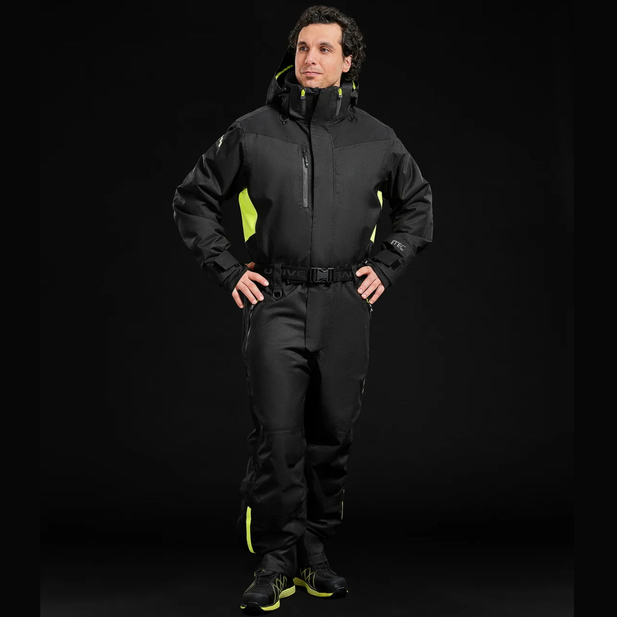 Ergonomisk passform med justerbare ermer og ben.