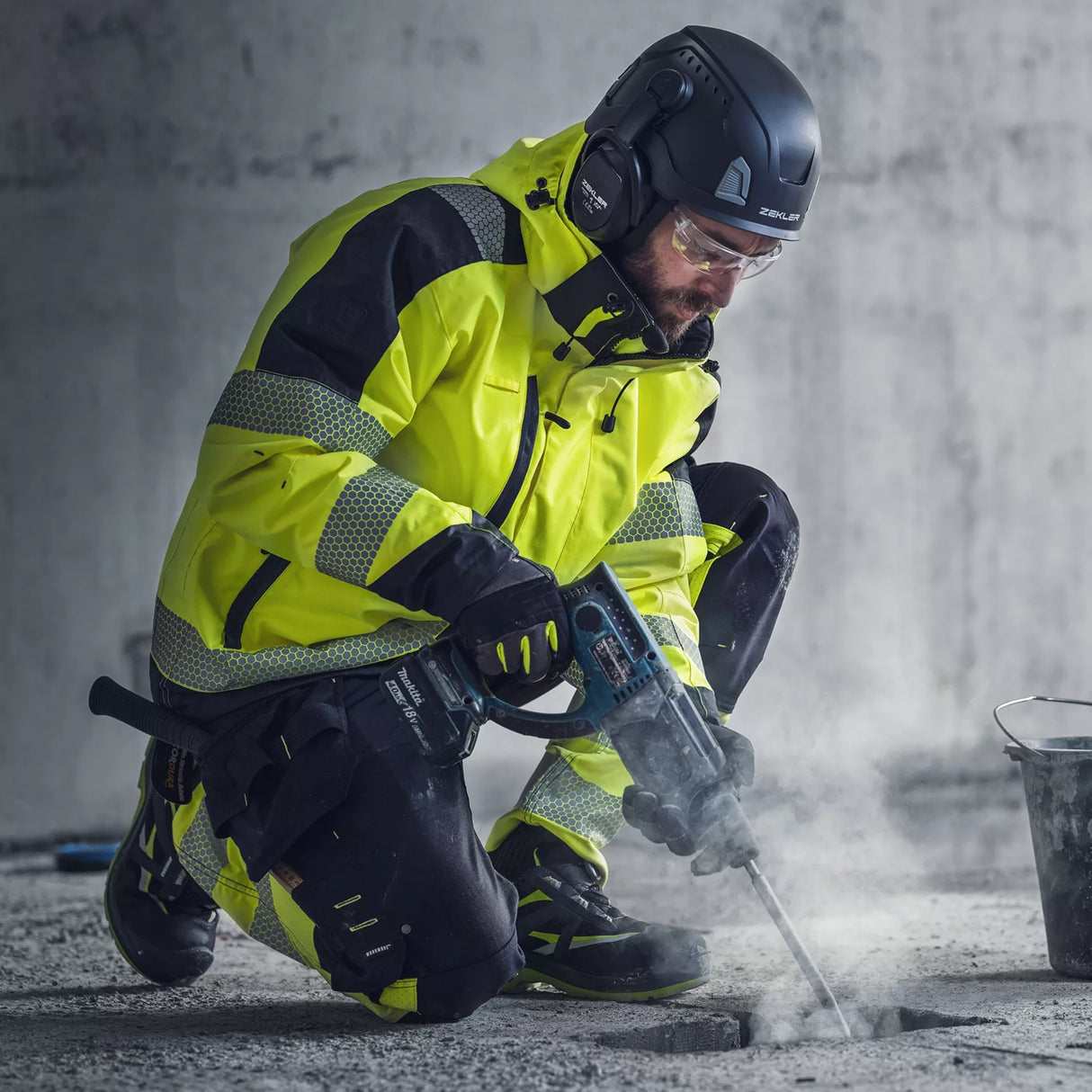 Slitesterk synlighetsjakke med refleks og avtakbar hette