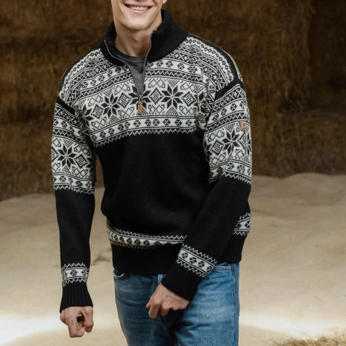 Bråtens Snøstjerne ullgenser i 100 % norsk ull med ½ zip, fleecefôret hals og tradisjonelt norsk mønster.