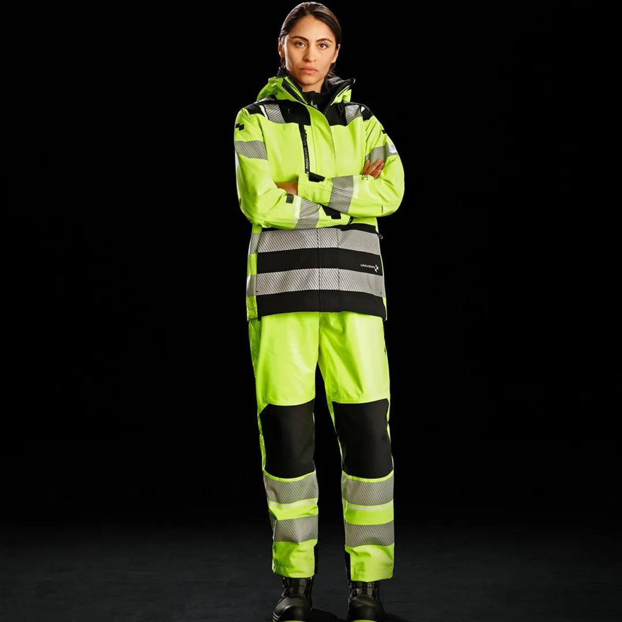 Miljøvennlige skallbukser i Dope-dye-innfarget tekstil med høy komfort og ekstra funksjonalitet for alle arbeidsforhold.