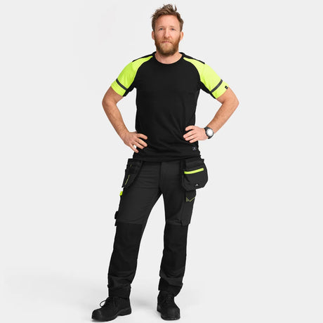 Sporty håndverksbukse fra Björnkläder med full stretch-stoff og iøynefallende gule kontrastdetaljer.