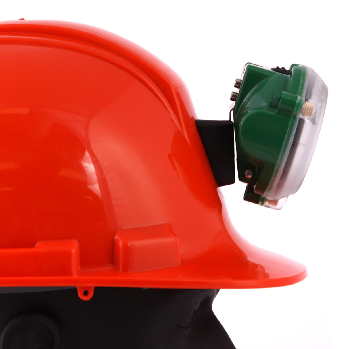 IP67-klassifisert hjelmlykt med justerbar låseklips for sikker montering.