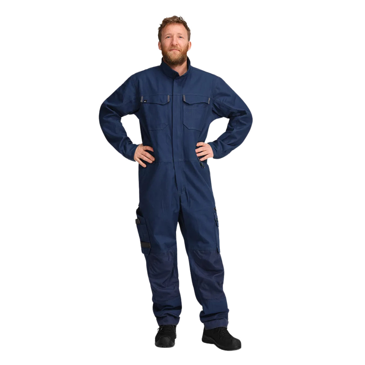 Kjeledress med justerbare detaljer som ermer, midje og muligheten for forlengelse av buksebein, tilpasset krevende arbeidsforhold.