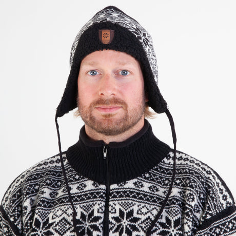 Klassisk lue med klaff og snøre for vindfulle forhold.