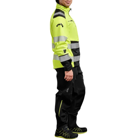 Softshelljakke med ID-kortholder, glidelåslommer og justerbar passform.