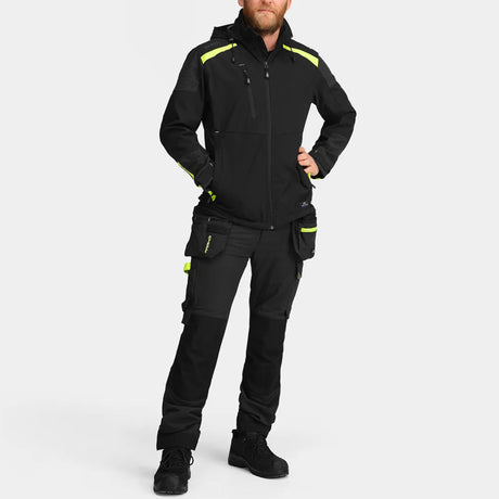 Björnkläders softshelljakke gir god synlighet og komfort på jobben med vannavvisende stoff og reflekterende detaljer.