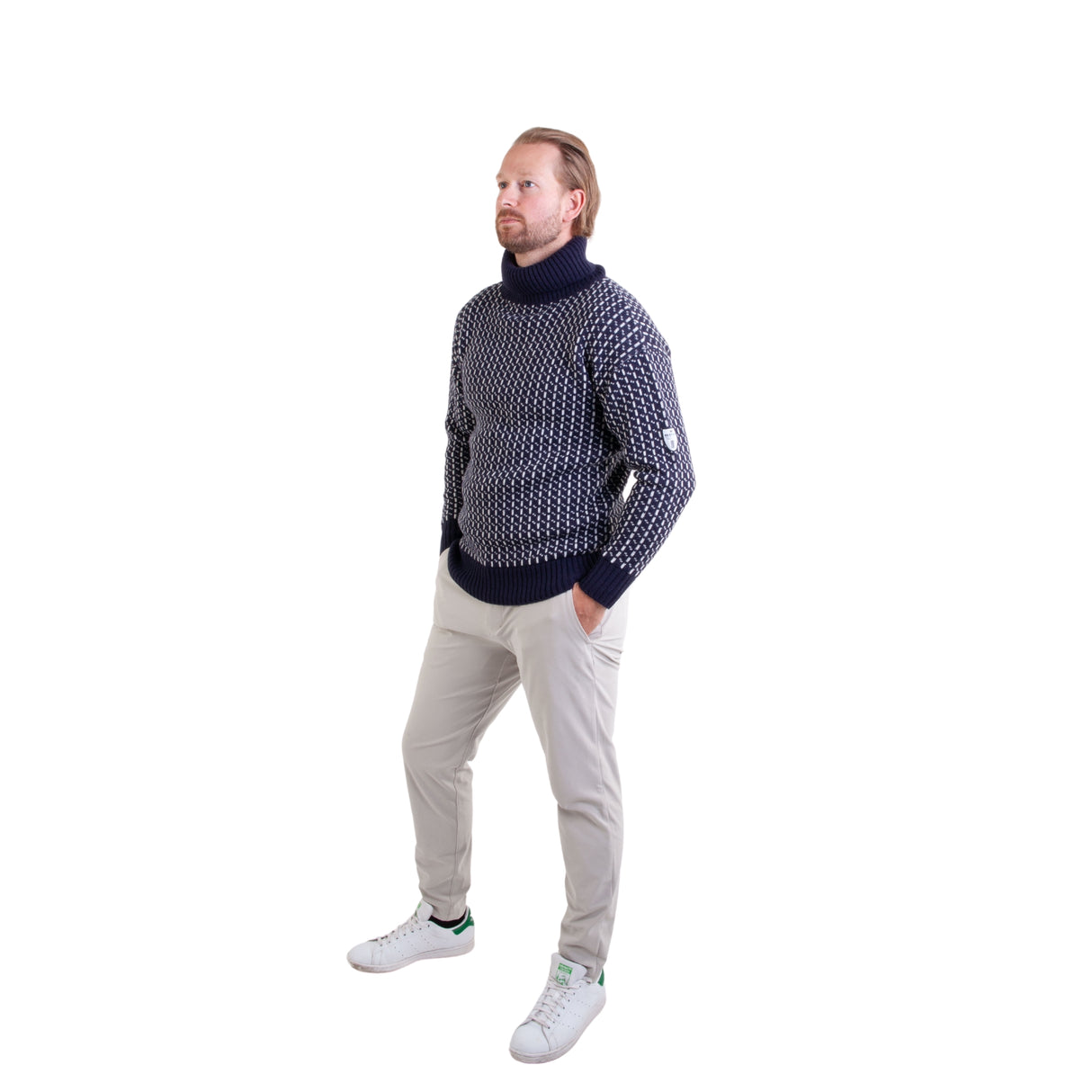 Høy hals gir ekstra beskyttelse mot vær og vind, perfekt for sjøliv og friluft.