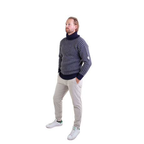 Høy hals gir ekstra beskyttelse mot vær og vind, perfekt for sjøliv og friluft.