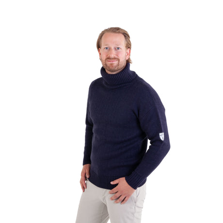 Høy hals gir ekstra beskyttelse mot vær og vind, perfekt for sjøliv og friluft.