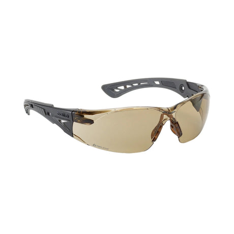 Bollé RUSH+ vernebrille med brunt glass gir økt kontrast og komfort ved arbeid i dempet lys utendørs.