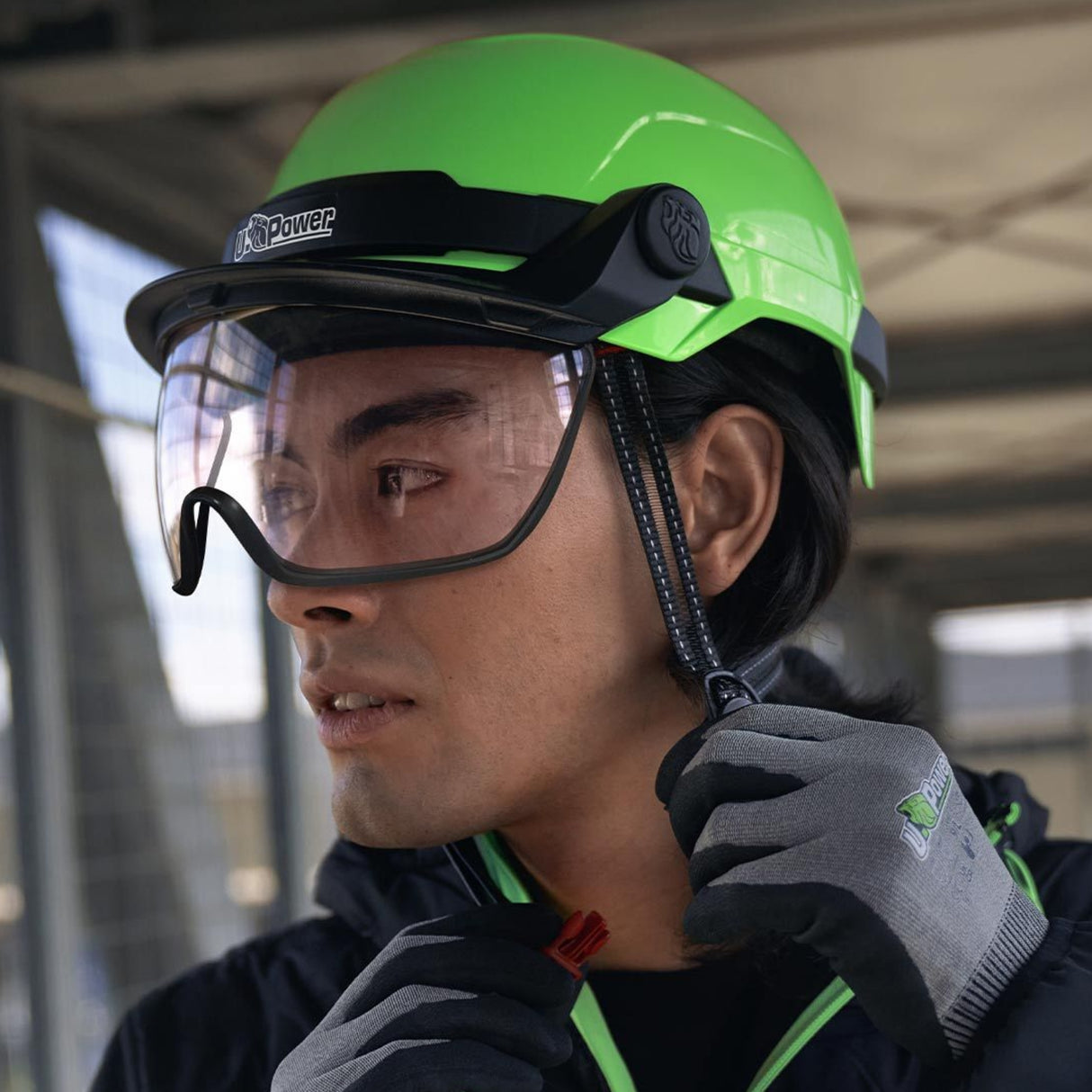 U-Power vernehjelm med multifunksjonsfeste for visir, lampe og hørselsvern.