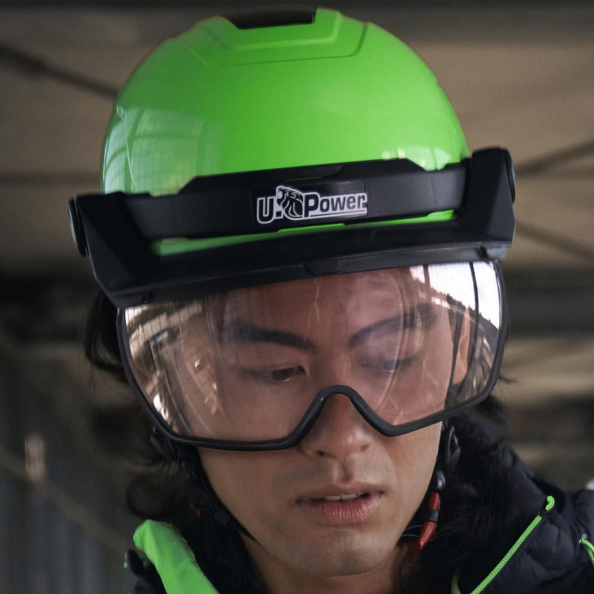 Sikkerhetshjelm ideell for bygg, industri og veiarbeid.