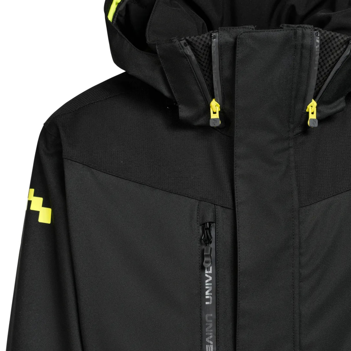 Vanntette glidelåser og justerbar hette for maksimal komfort.