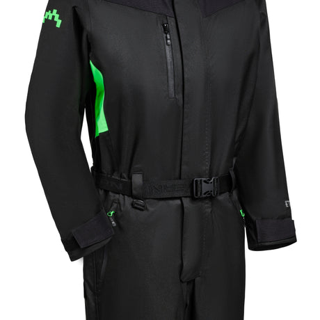 Univern vinterdress med justerbar hette og praktiske arbeidslommer.