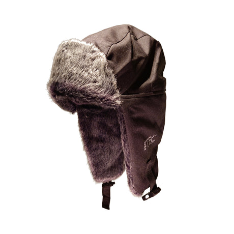 Tøff og komfortabel vinterlue fra Univern sin Protec-serie, fôret med polyester og teknisk fuskepels for optimal varme og beskyttelse mot elementene.